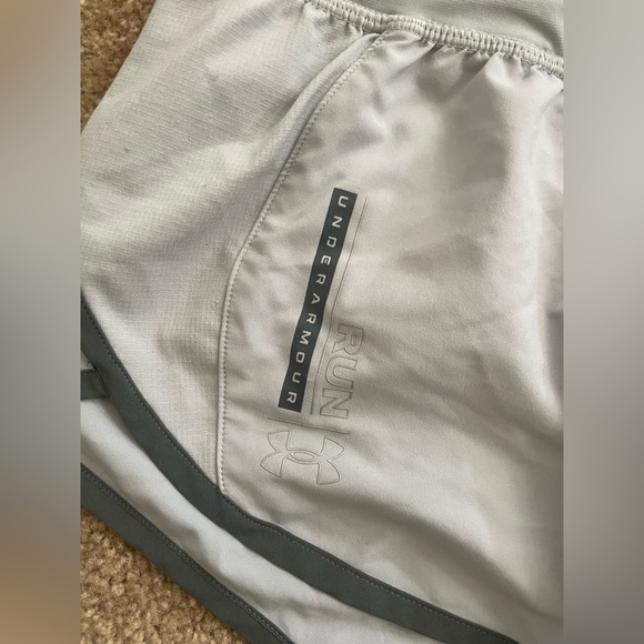 Under Armour Women's Gray running Shorts medium - Picture 4 of 7